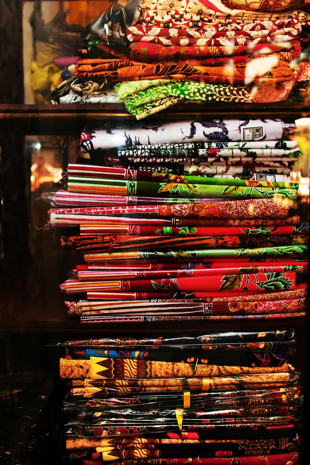 tumpukan kain batik di atas meja