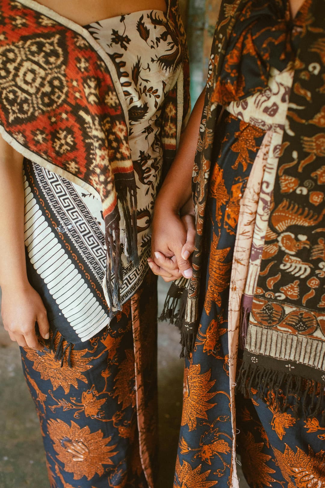 foto model tangan bergandengan dengan kain batik