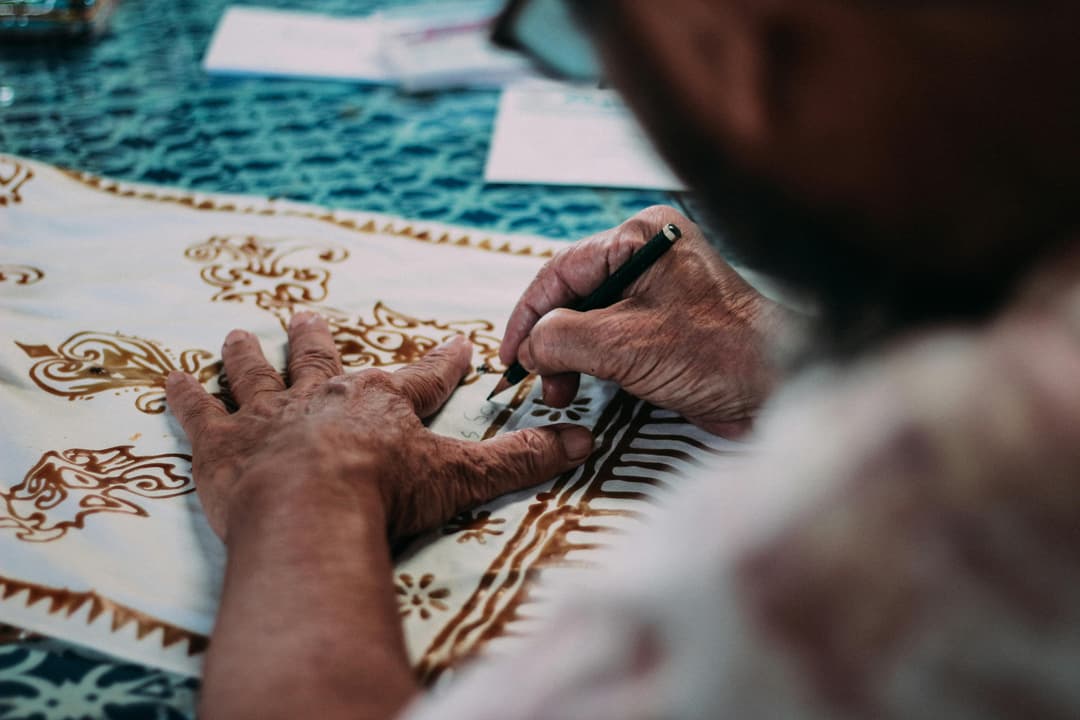 Man painting batik